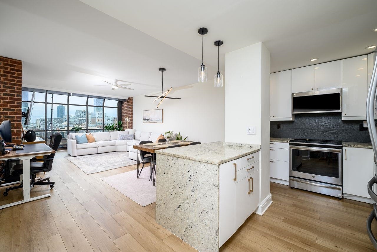 1 GREENE ST, #PH809, Jc, NJ 07302