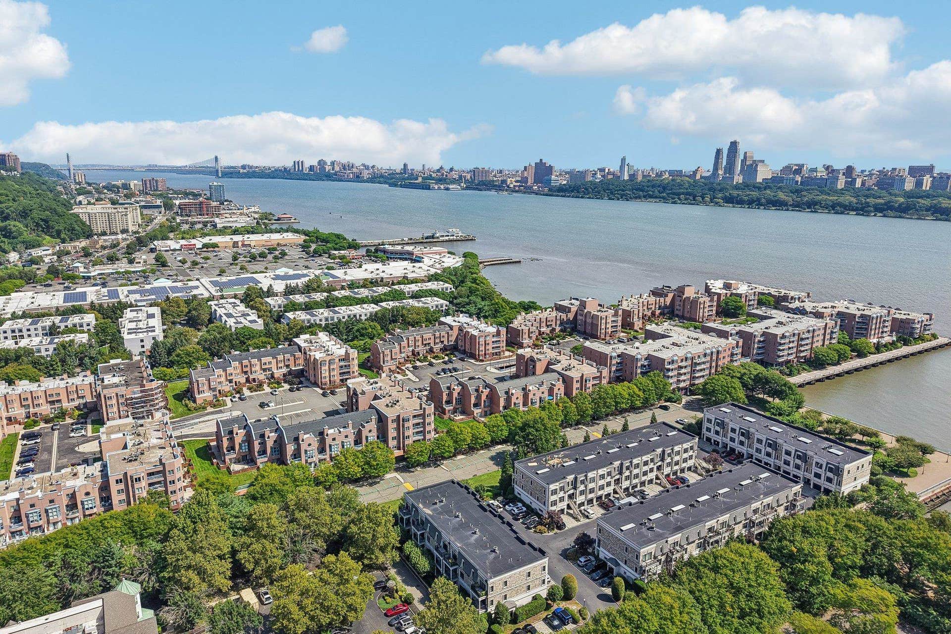 6 MARQUIS COURT, Edgewater, NJ 07020