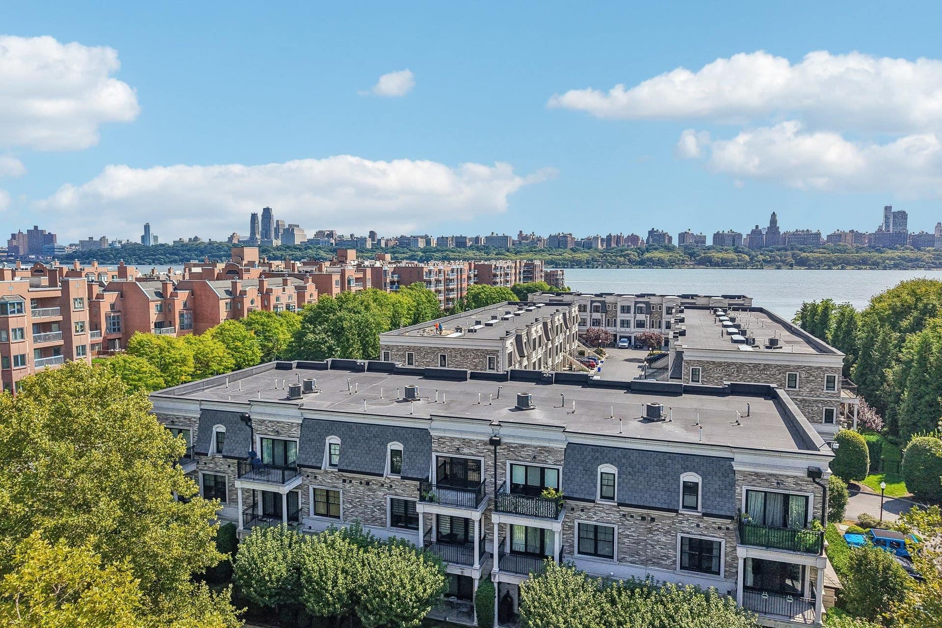 6 MARQUIS COURT, Edgewater, NJ 07020