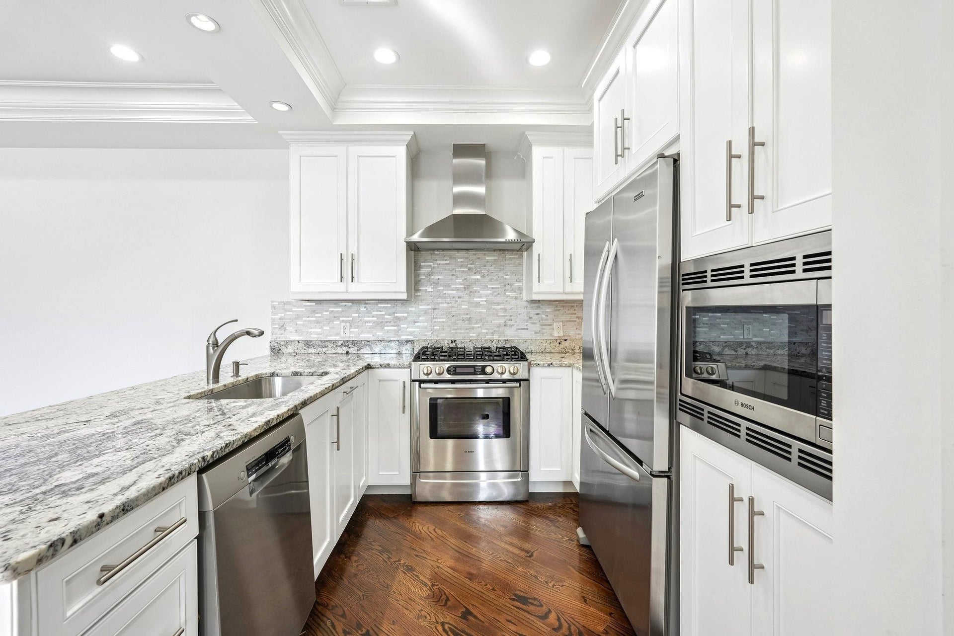 6 MARQUIS COURT, Edgewater, NJ 07020