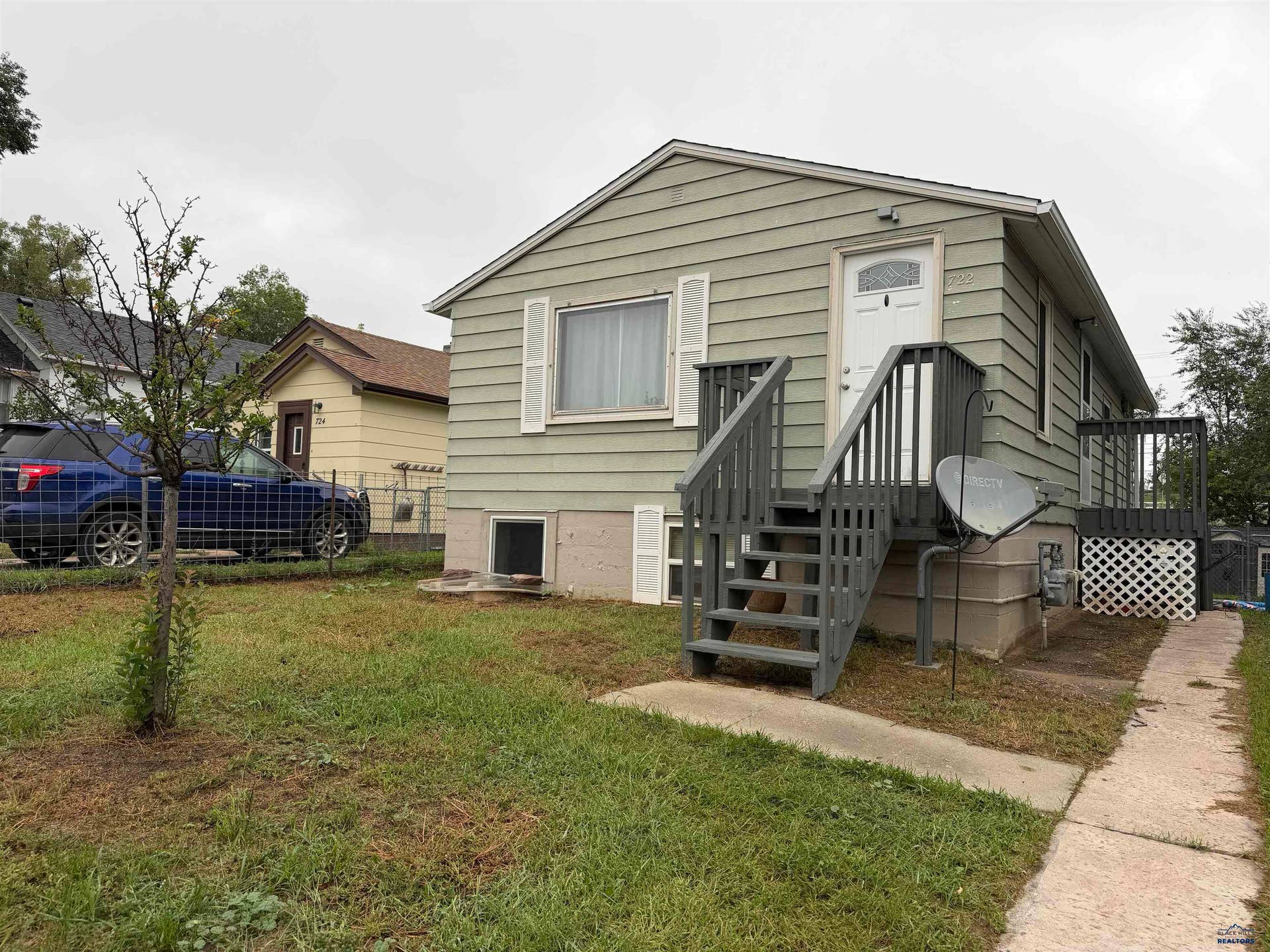 Upper unit has stairs to front & side doors