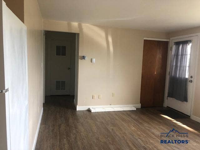 Flooring is vinyl plank