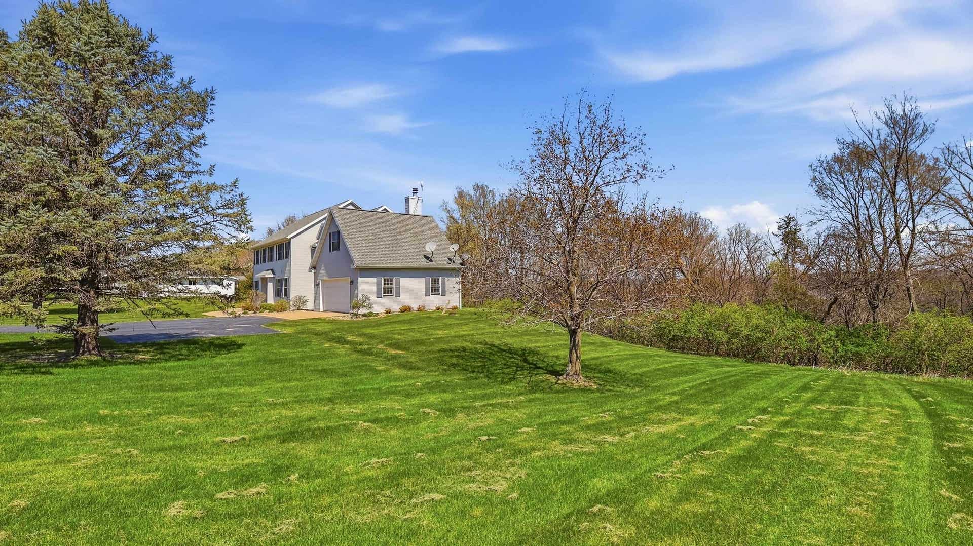 1967 E Cross Road, Galena, IL 61036