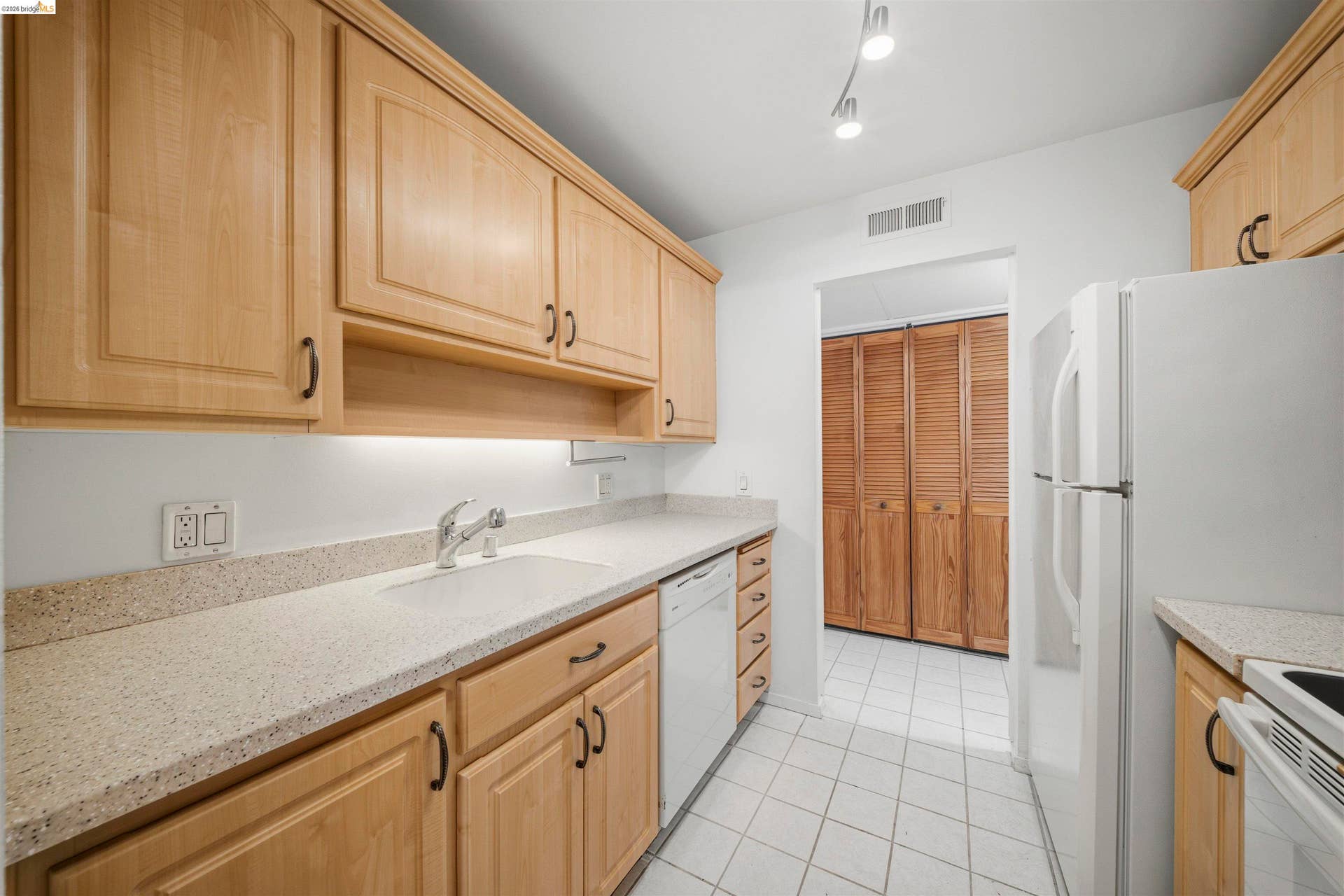 420 N Civic Dr, #207, Walnut Creek, CA 94596
