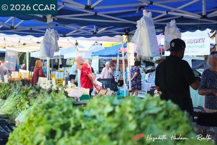 Weekly Farmer's Market at Gateway Clubhouse