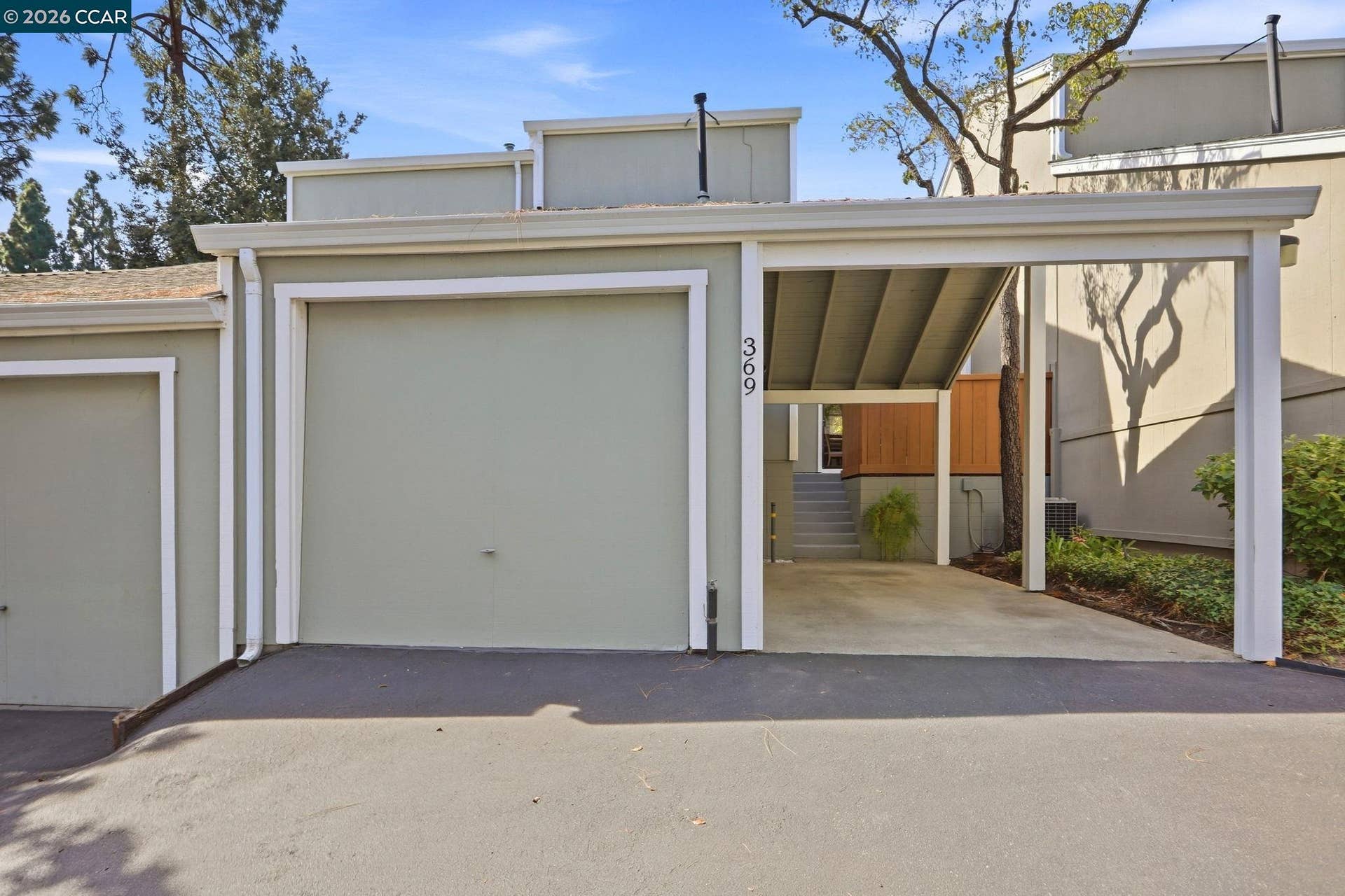 Garage & carport