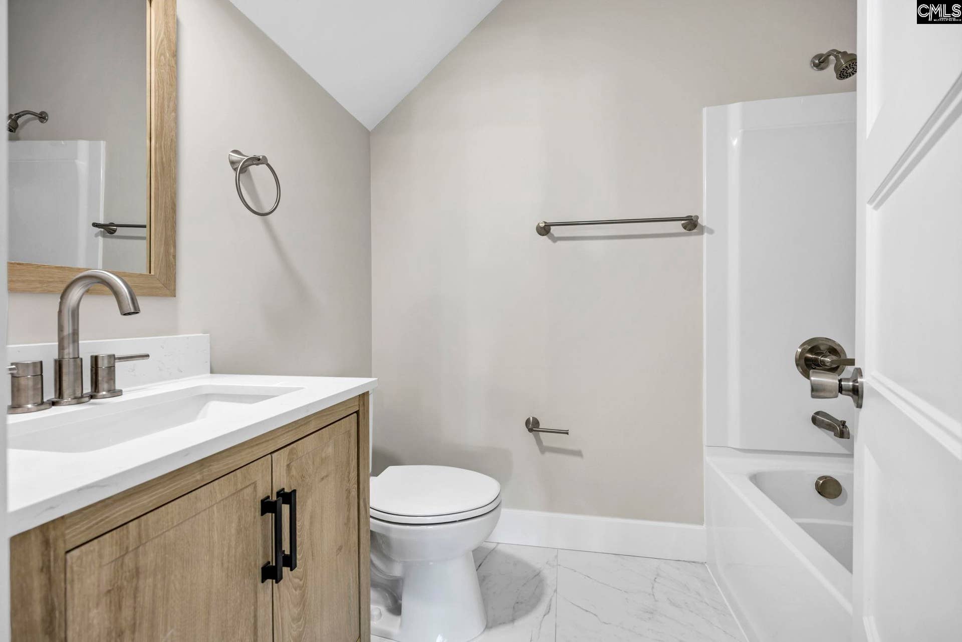 Full bath in the FROG features a tub/shower combo, modern vanity & tile flooring.