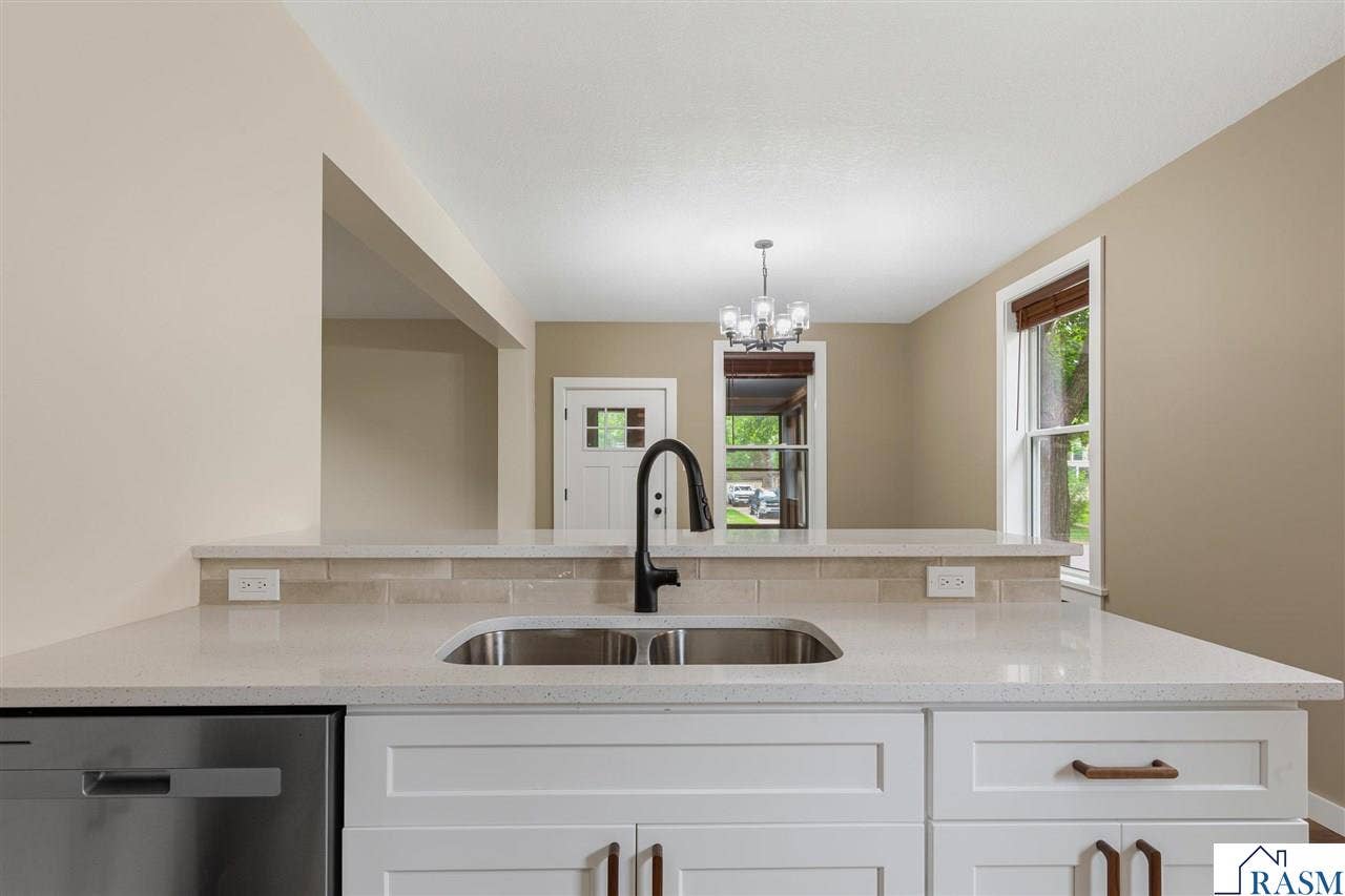 220 W 5th Street, Mankato, MN 56001