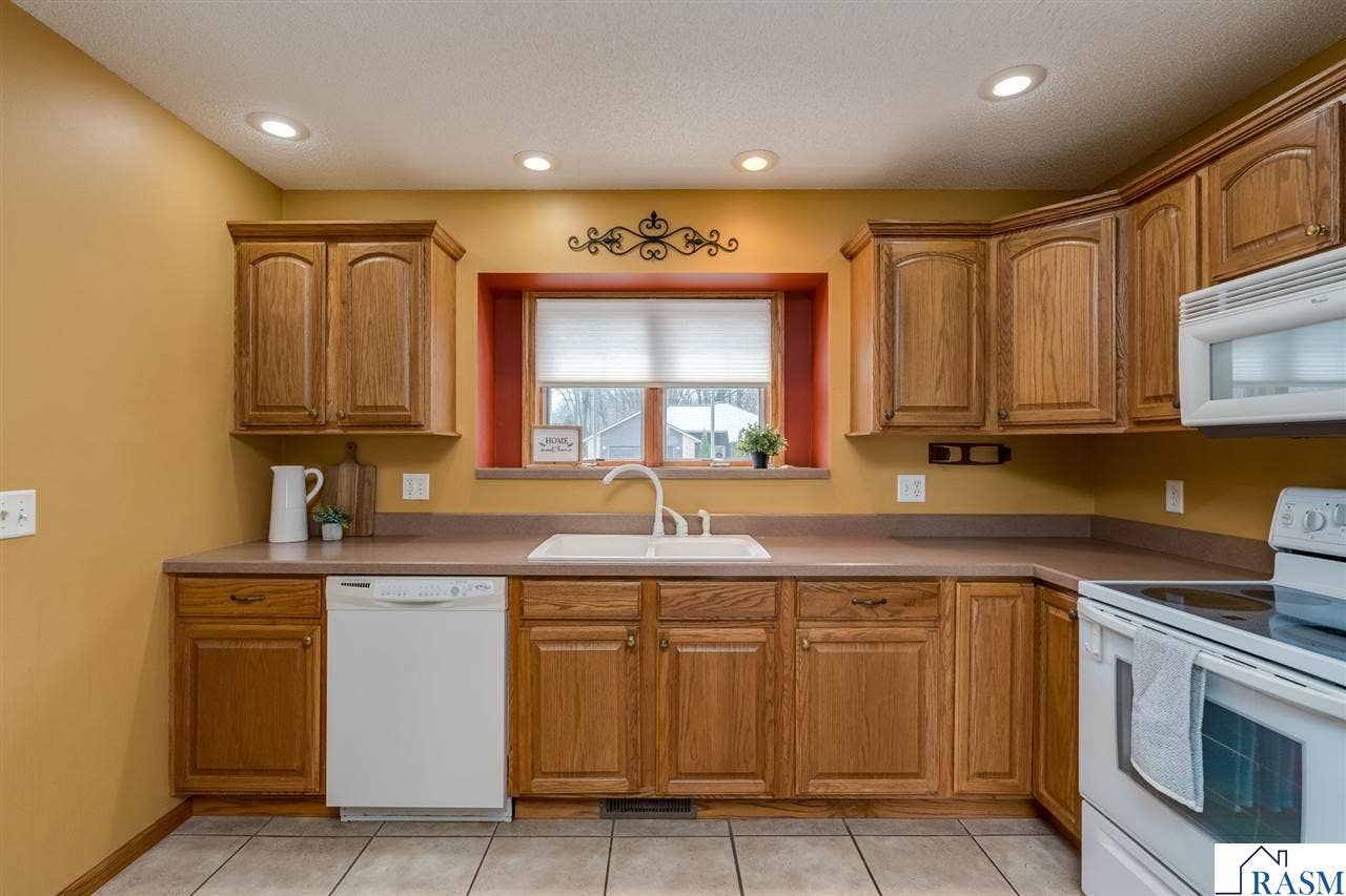 100 Crystal Lane, Mankato, MN 56001