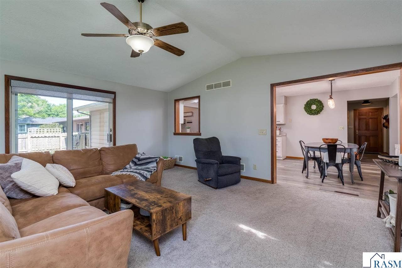 209 Viking Drive, Mankato, MN 56001