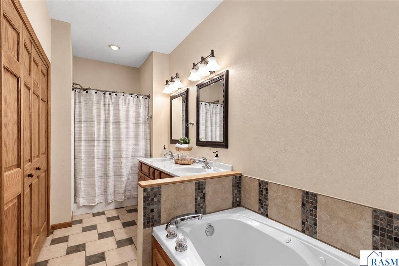 109 Cougar Drive, Mankato, MN 56001