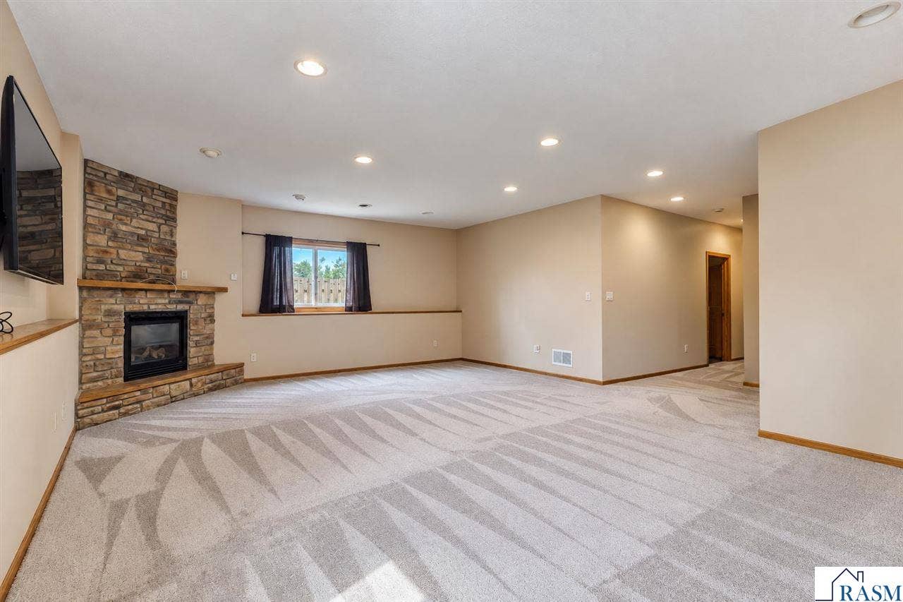109 Cougar Drive, Mankato, MN 56001