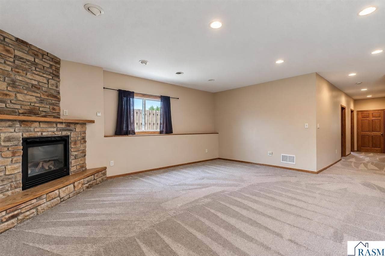 109 Cougar Drive, Mankato, MN 56001