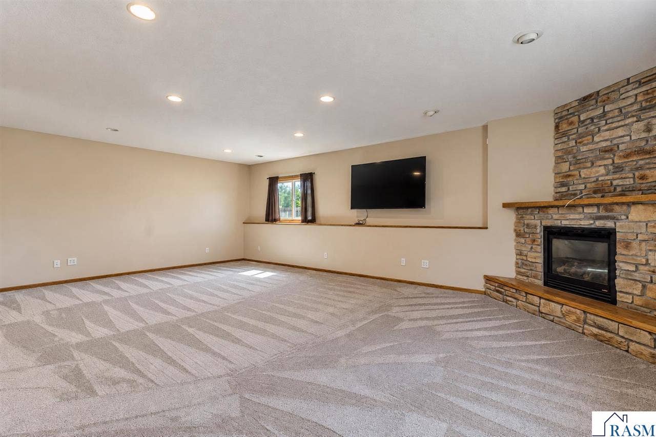 109 Cougar Drive, Mankato, MN 56001