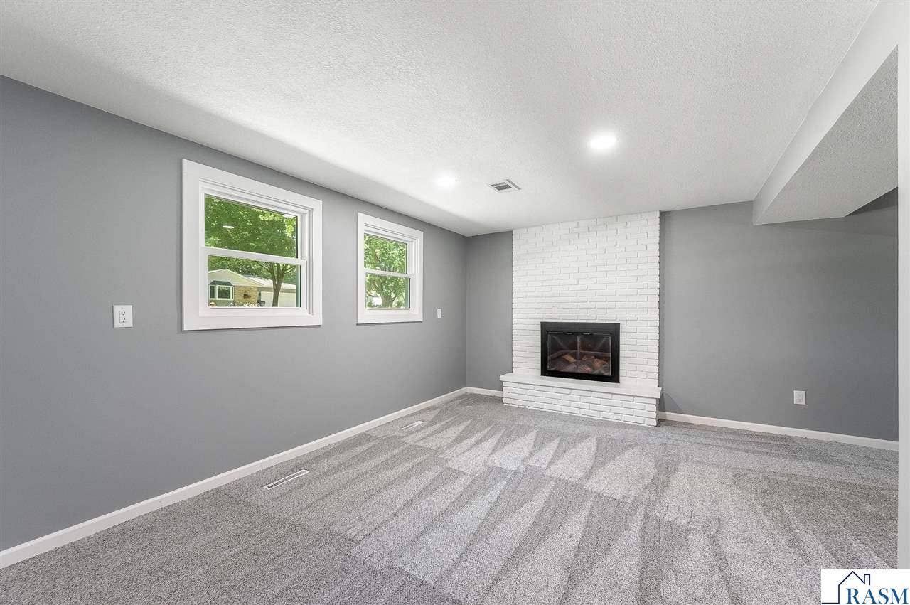 300 Viking Drive, Mankato, MN 56001