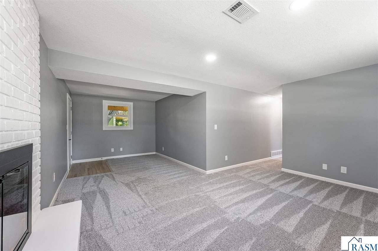 300 Viking Drive, Mankato, MN 56001