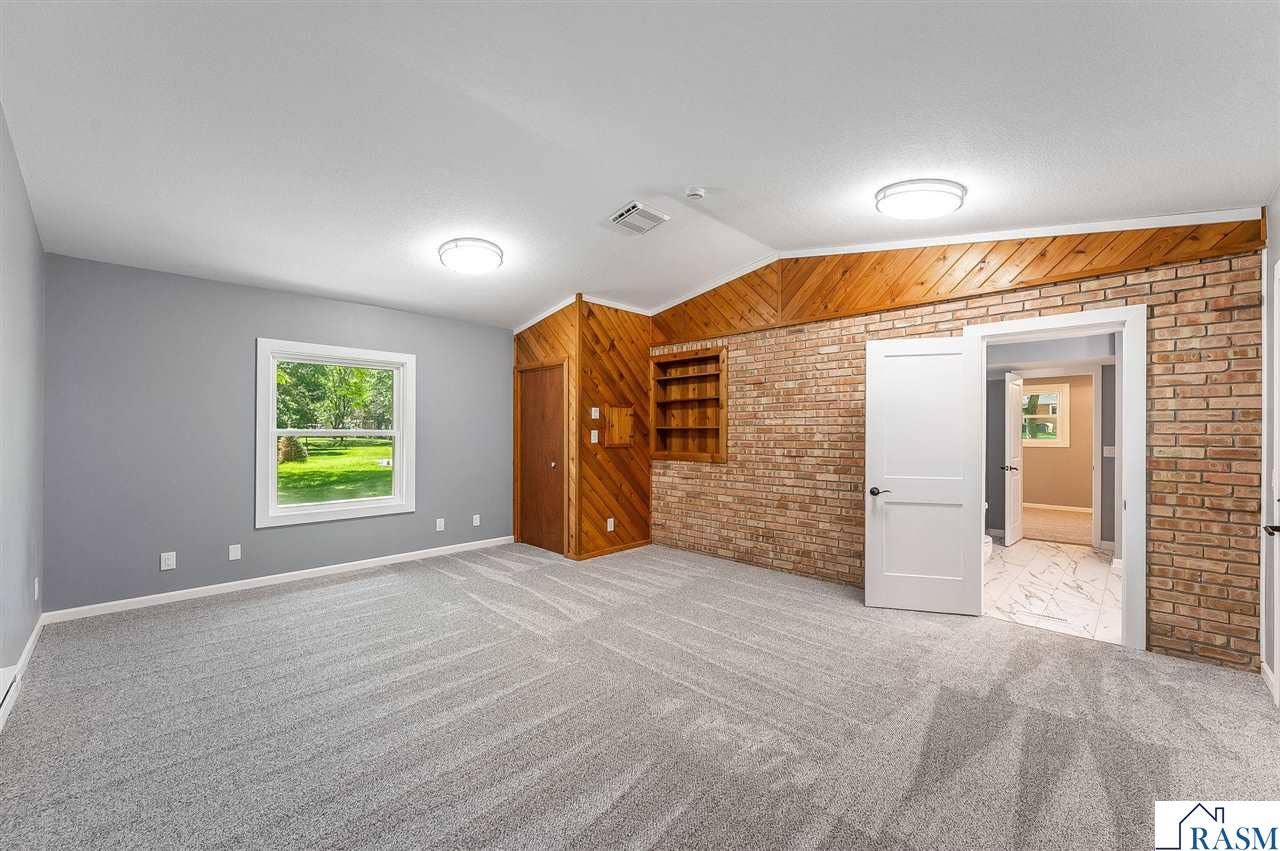 300 Viking Drive, Mankato, MN 56001