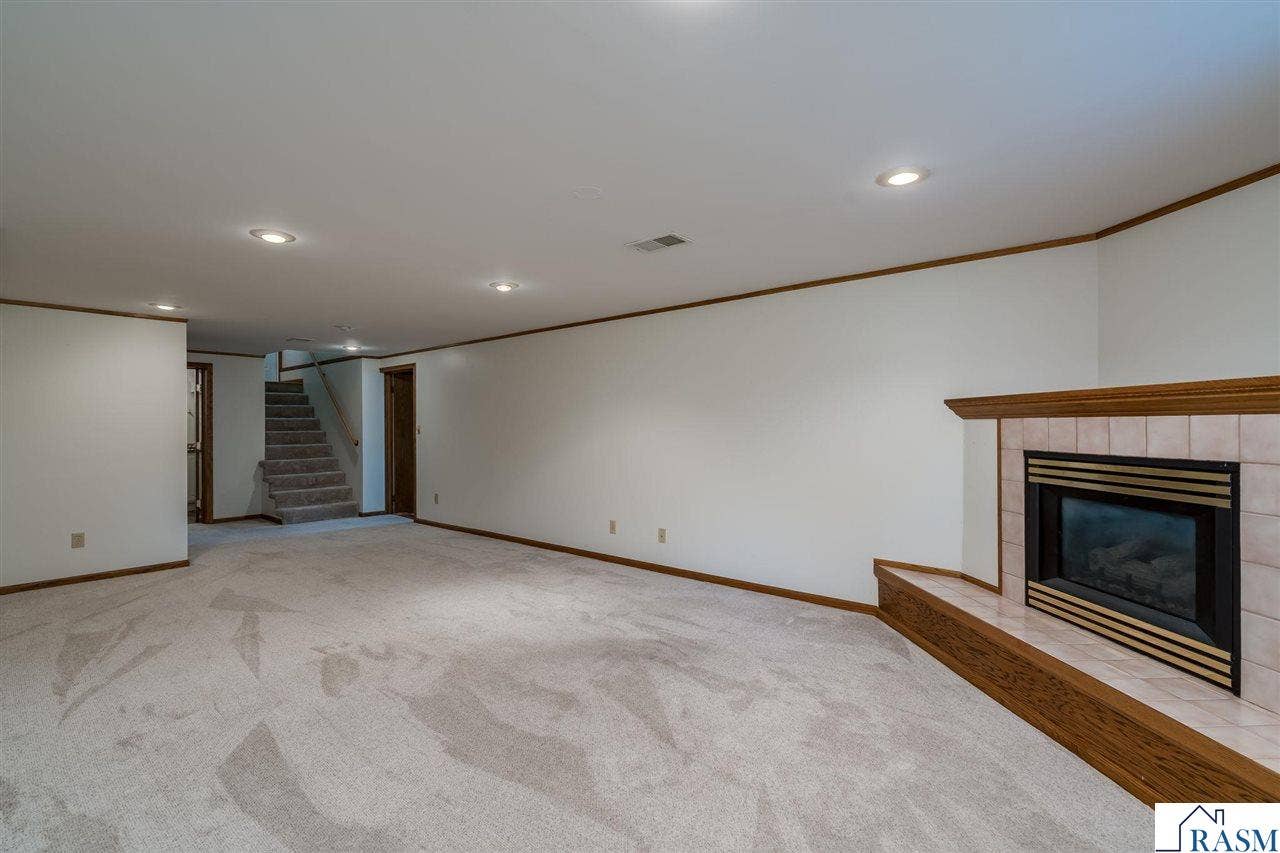214 Clover Lane, Mankato, MN 56001