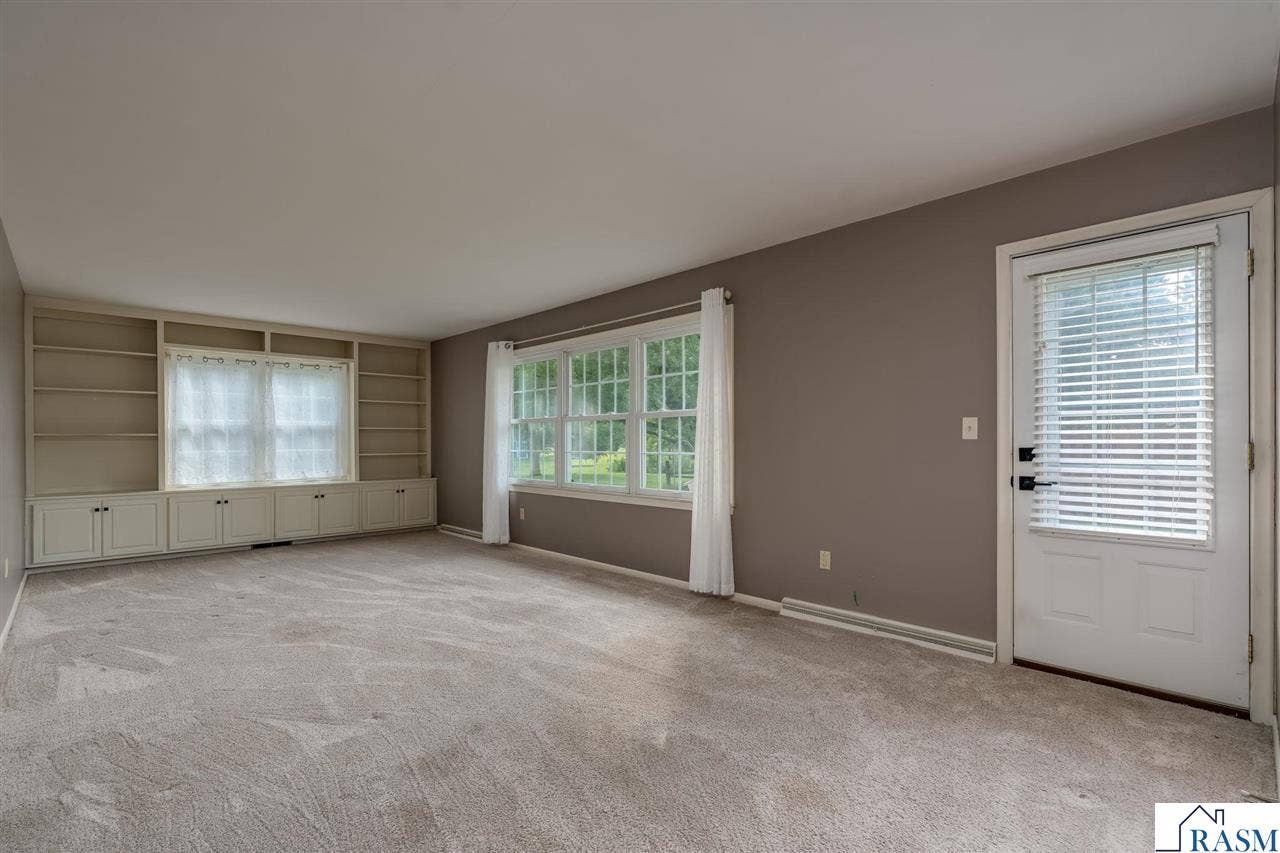 214 Clover Lane, Mankato, MN 56001