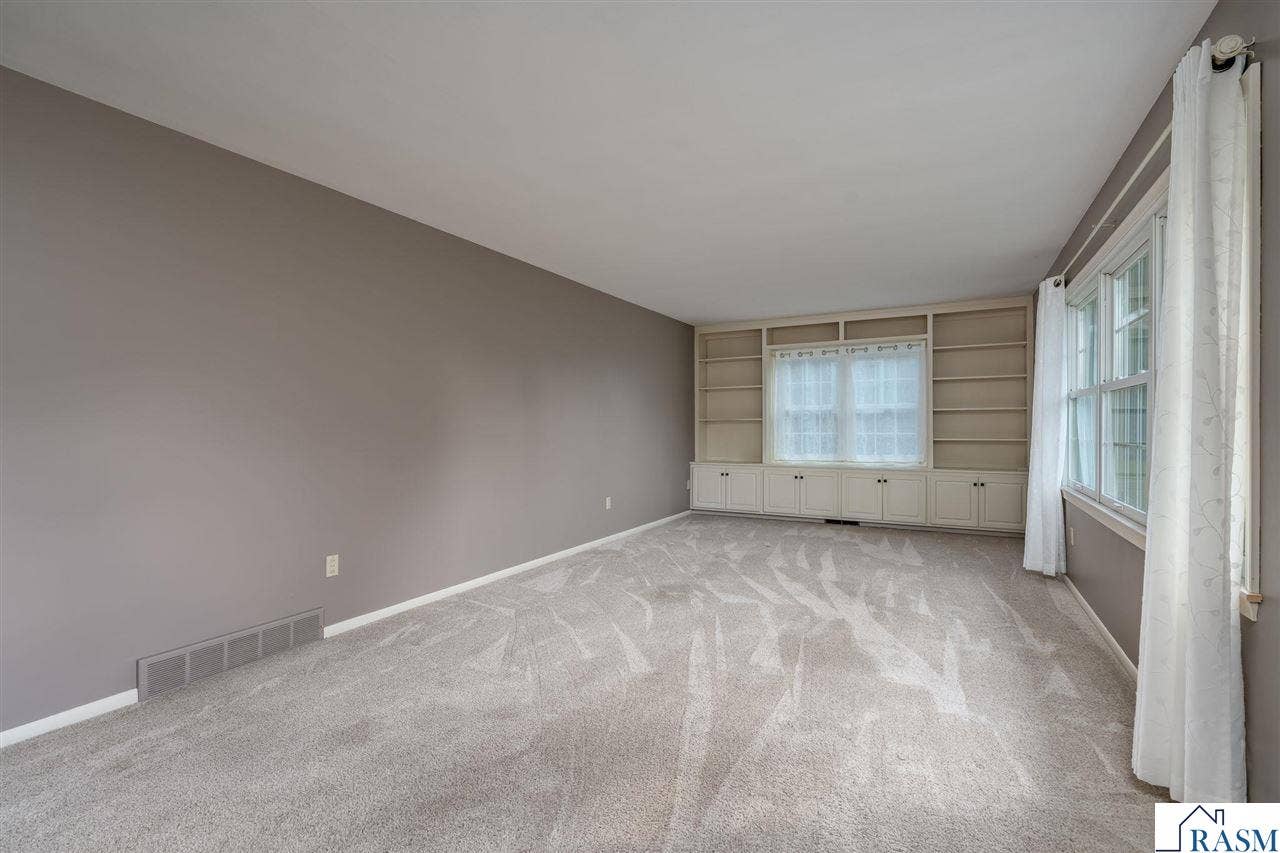 214 Clover Lane, Mankato, MN 56001