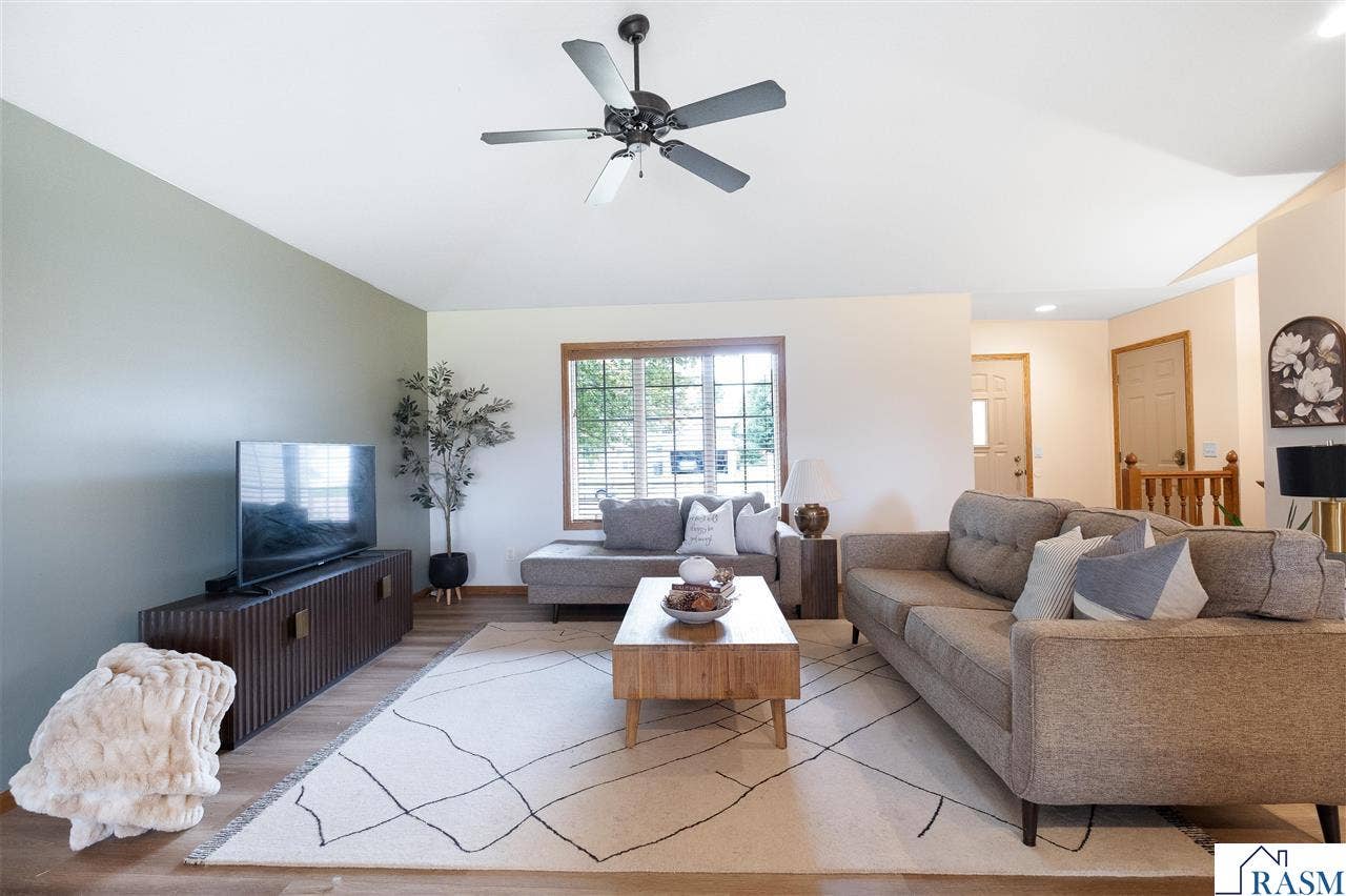 240 Grovebrook Circle, Mankato, MN 56001