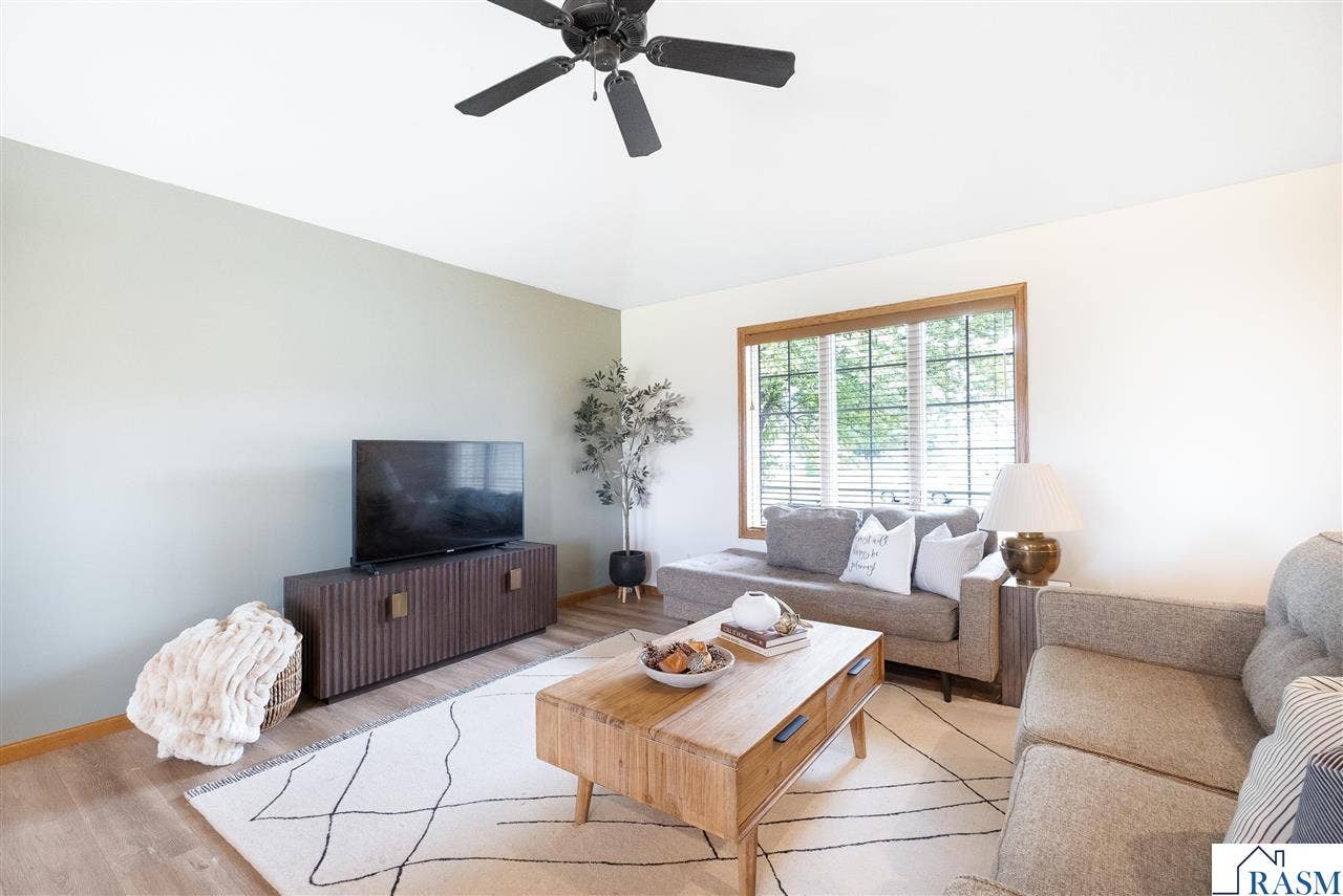 240 Grovebrook Circle, Mankato, MN 56001