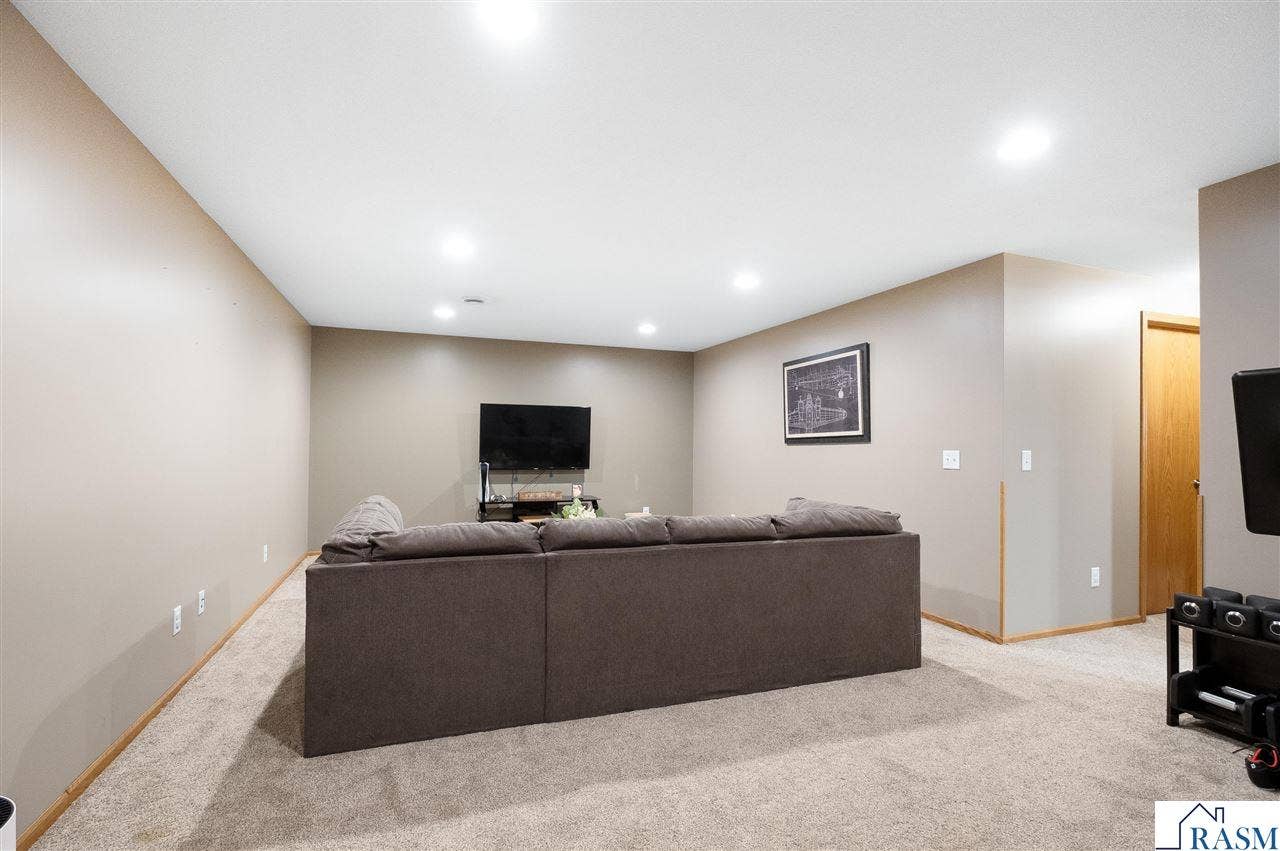 240 Grovebrook Circle, Mankato, MN 56001