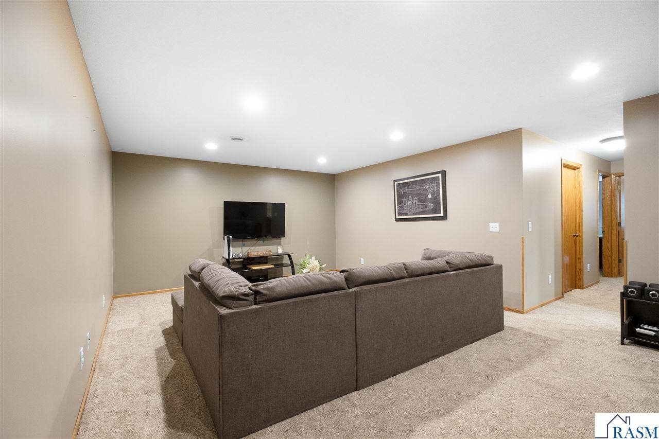 240 Grovebrook Circle, Mankato, MN 56001