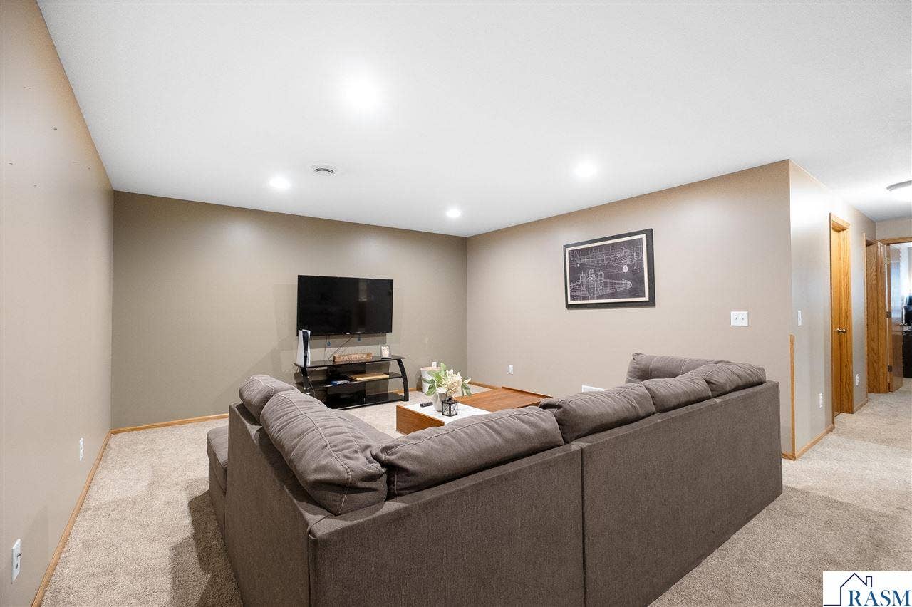 240 Grovebrook Circle, Mankato, MN 56001
