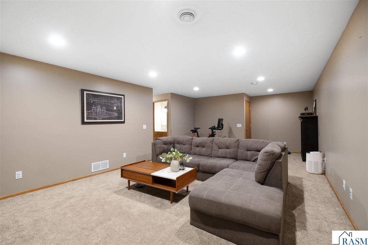 240 Grovebrook Circle, Mankato, MN 56001