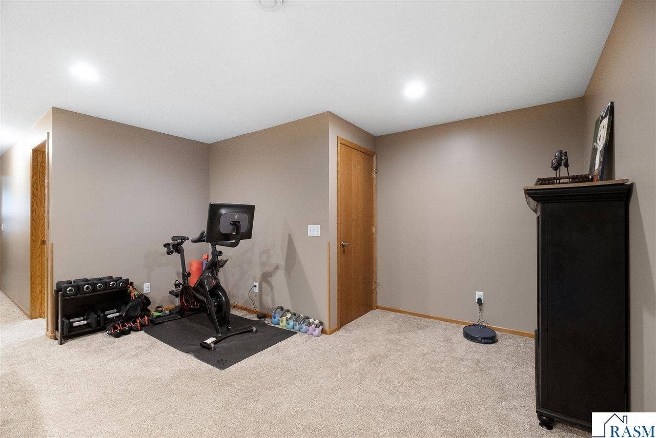 240 Grovebrook Circle, Mankato, MN 56001