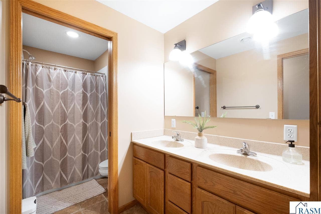 240 Grovebrook Circle, Mankato, MN 56001