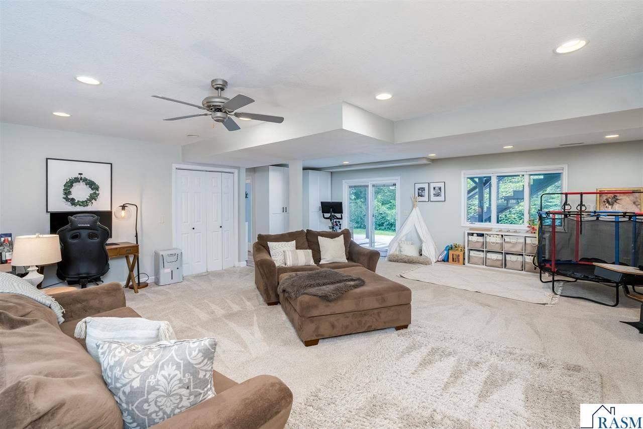 40 North Hill Court, Mankato, MN 56001