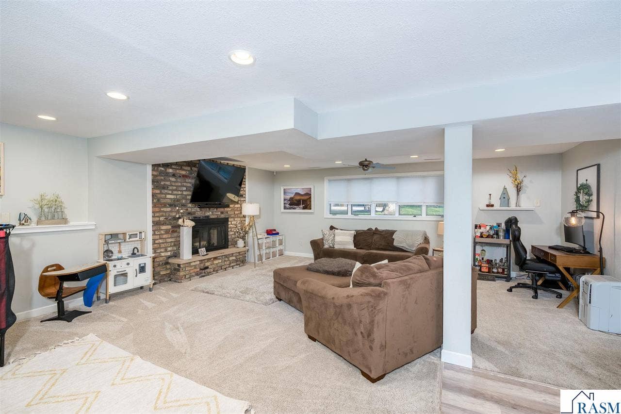 40 North Hill Court, Mankato, MN 56001