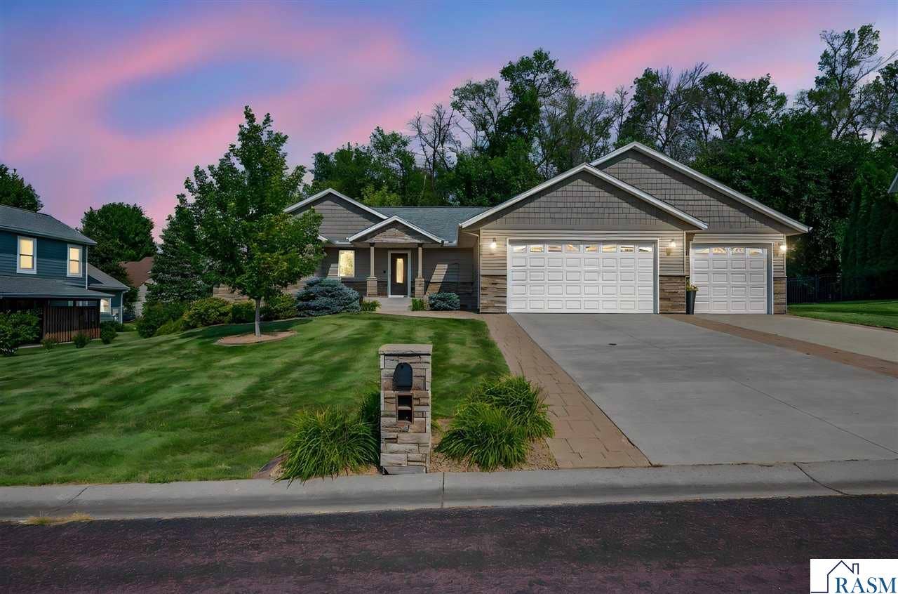 105 Hidden Oaks Circle, Mankato, MN 56001