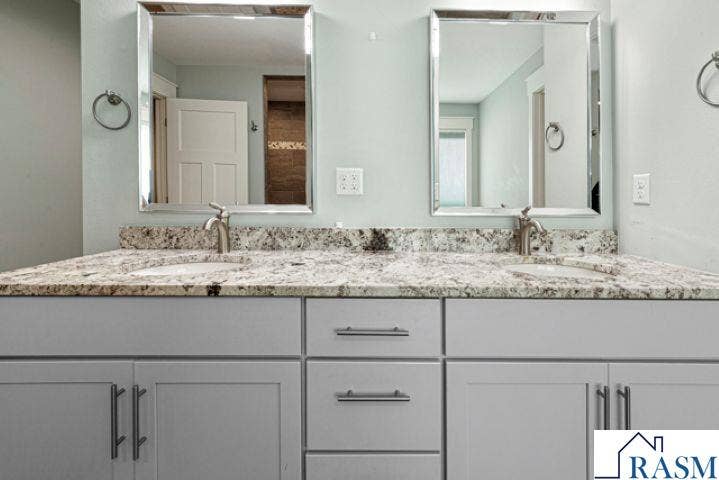 317 Oak Marsh Drive, Mankato, MN 56001