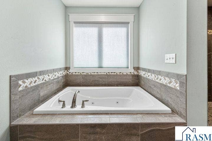 317 Oak Marsh Drive, Mankato, MN 56001