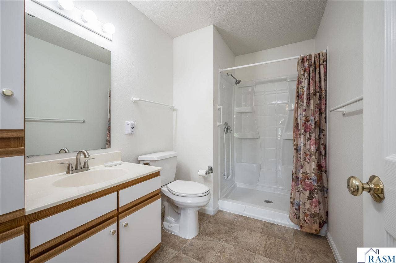 122 Oxford Path, Mankato, MN 56001