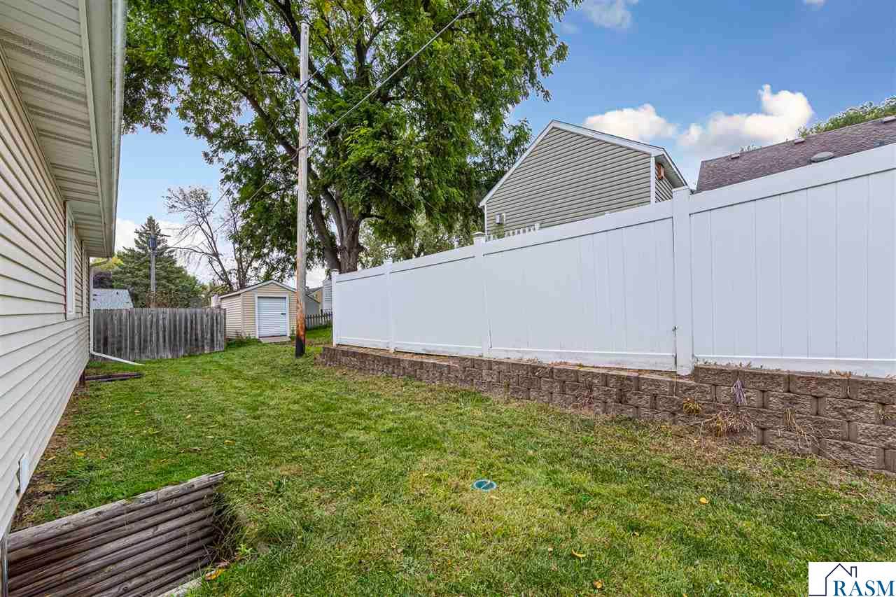 737 Gwyn Drive, Mankato, MN 56001
