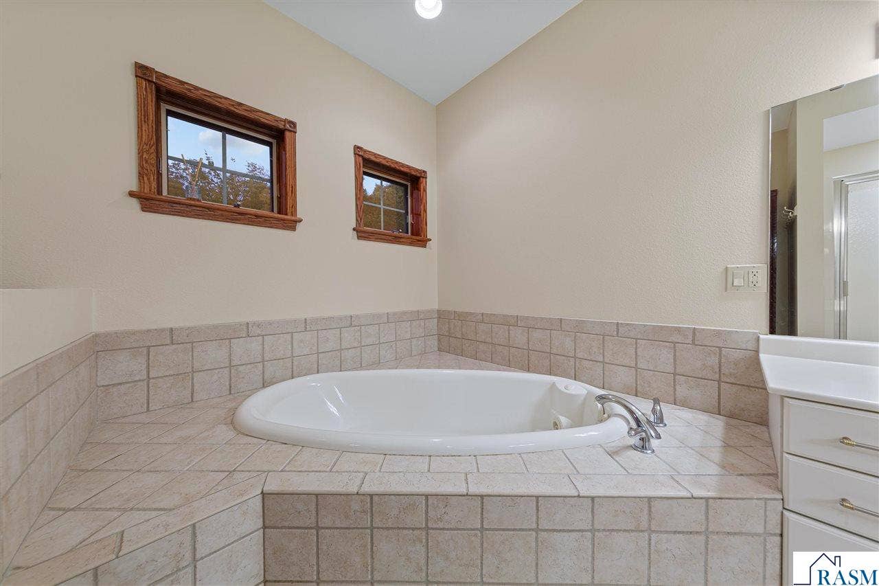 123 Woodhill Court, Mankato, MN 56001