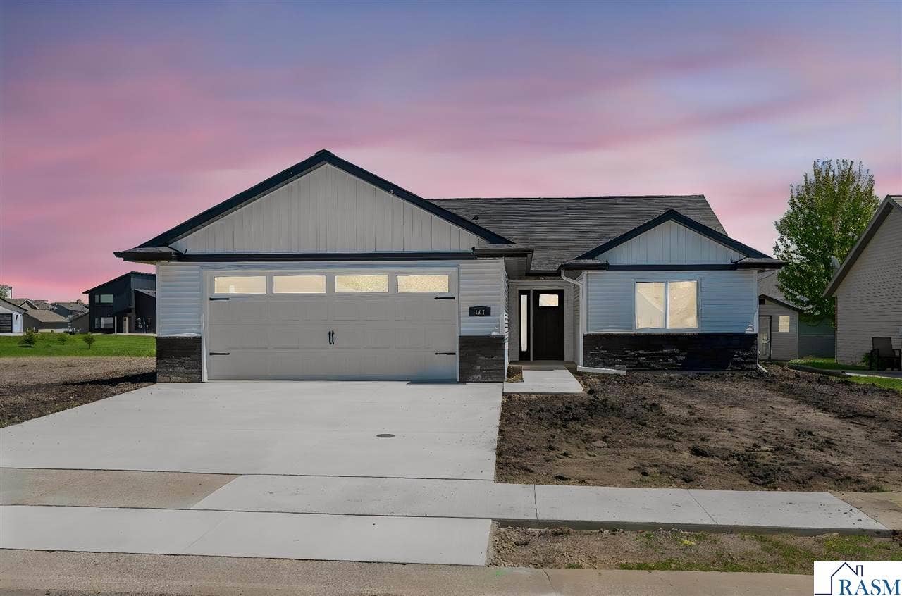 121 Copper Village Circle, Mankato, MN 56001