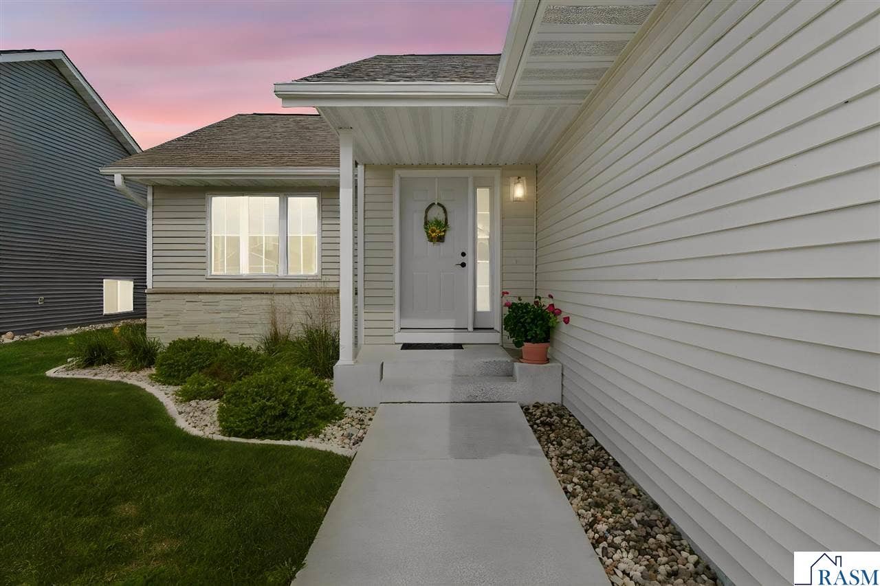 2004 Bluestem Drive, Mankato, MN 56001