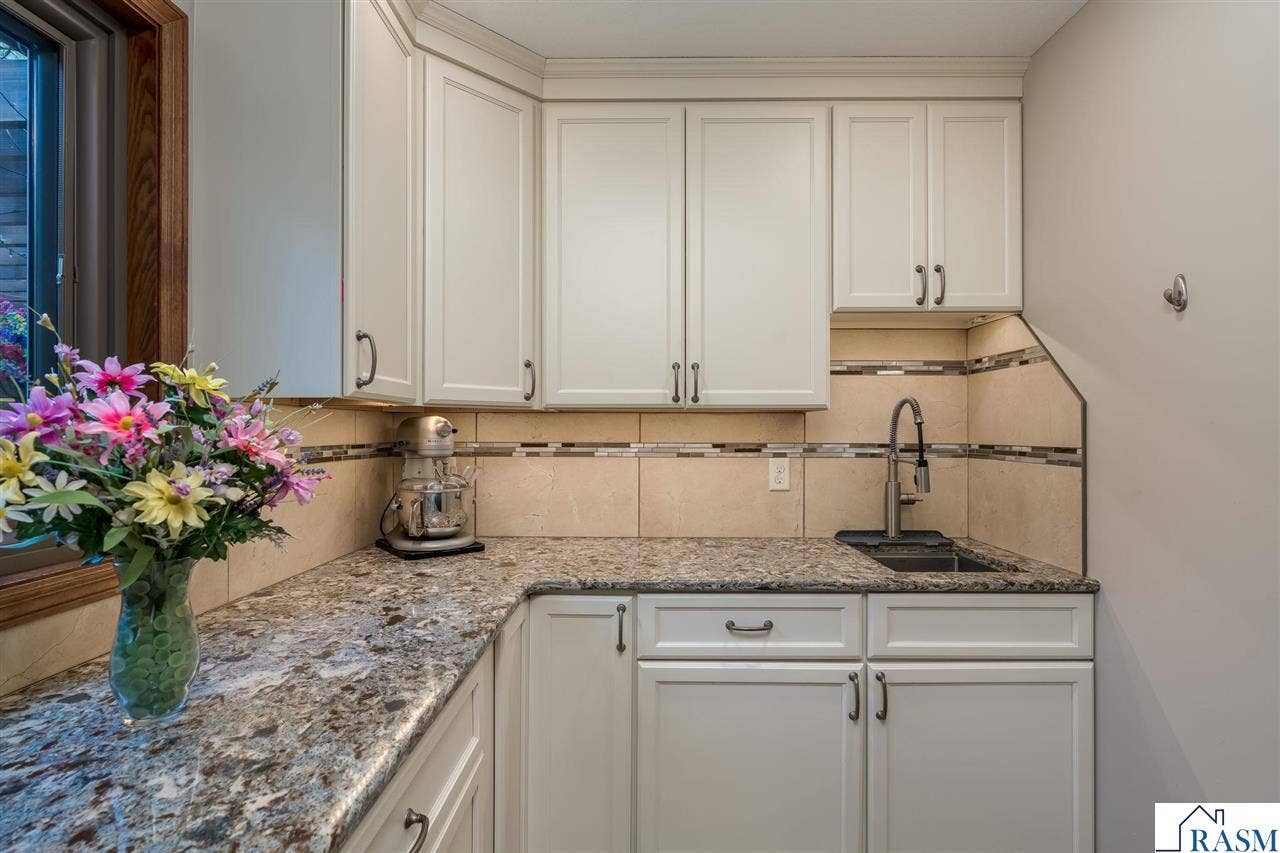 25 Crown Hill Lane, Mankato, MN 56001