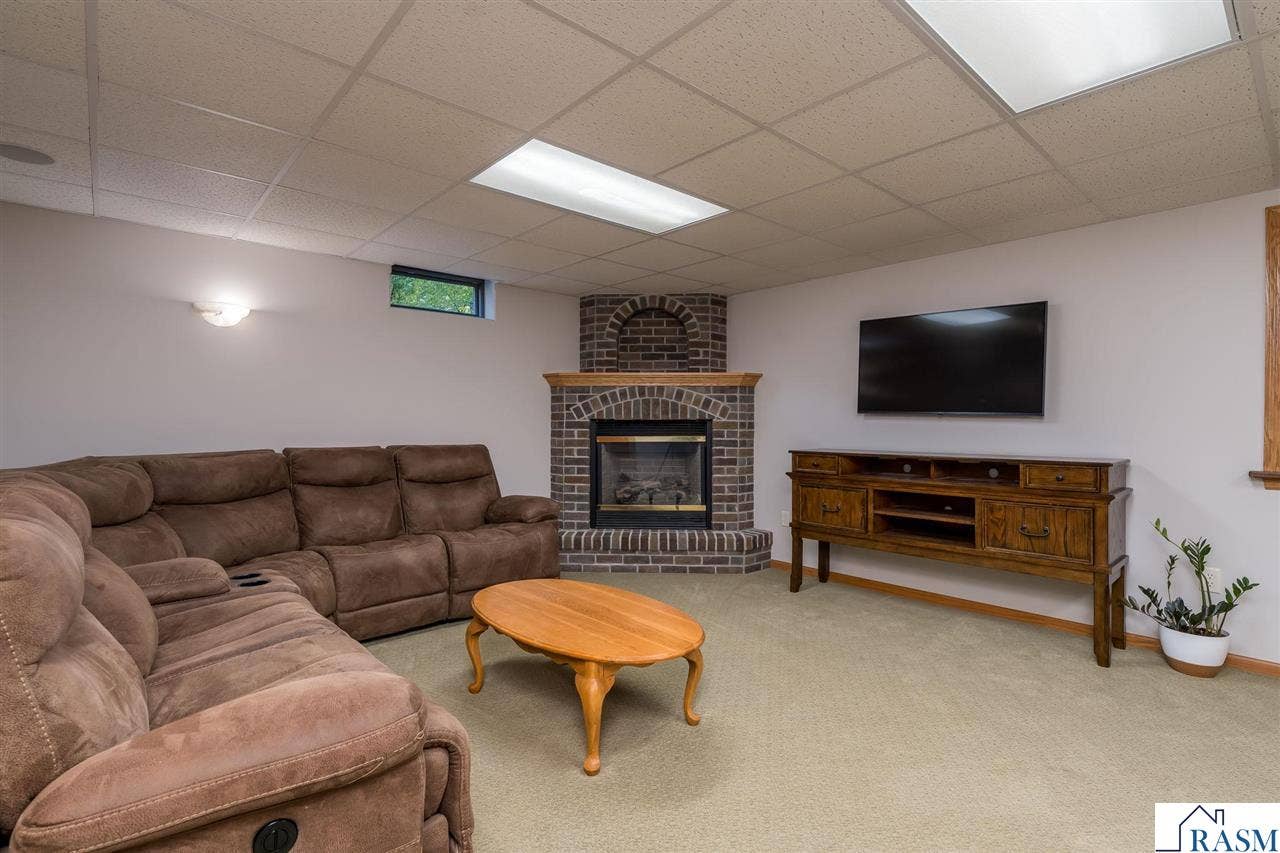25 Crown Hill Lane, Mankato, MN 56001
