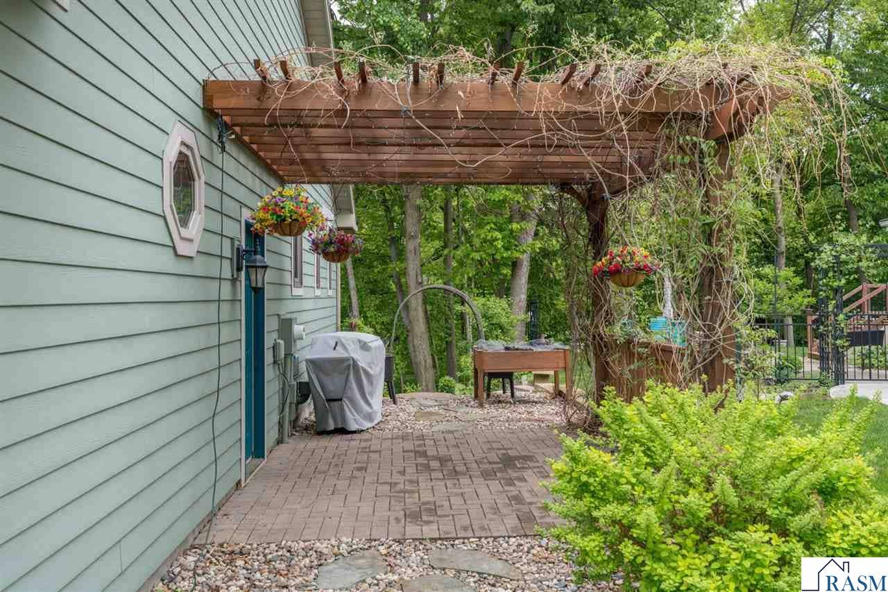 25 Crown Hill Lane, Mankato, MN 56001
