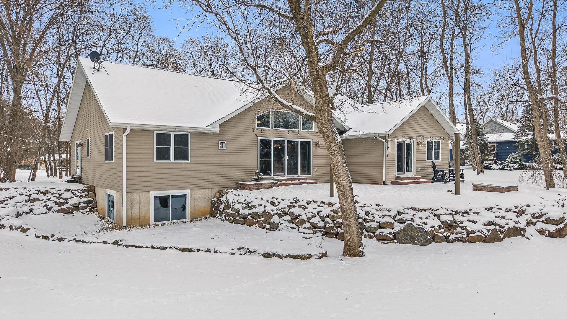 831 Island Court, Baraboo, WI 53913