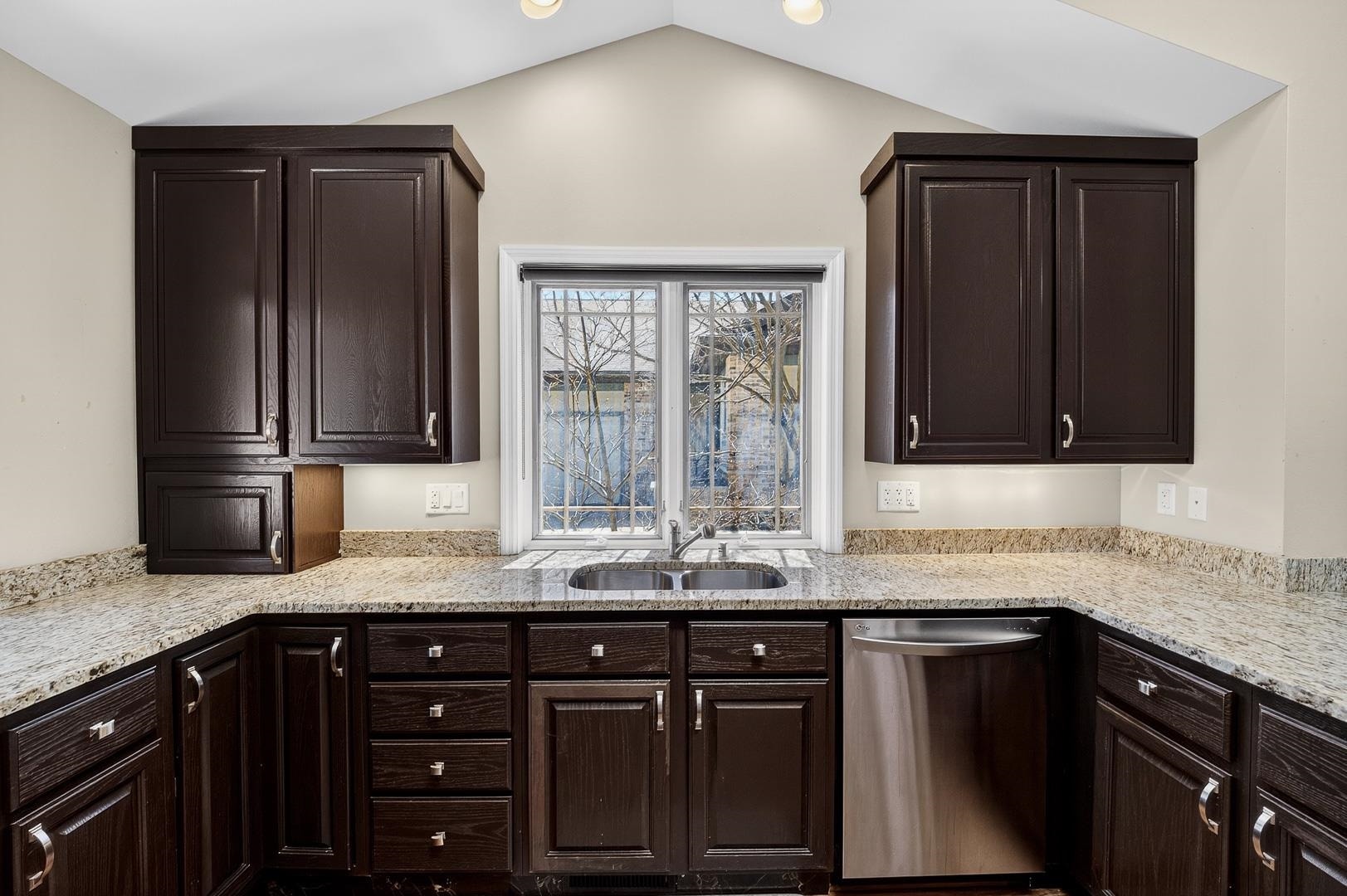 3026 Woods Edge Way, Fitchburg, WI 53711