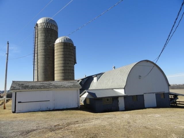 2749 Town Hall Rd, Springdale, WI 53572