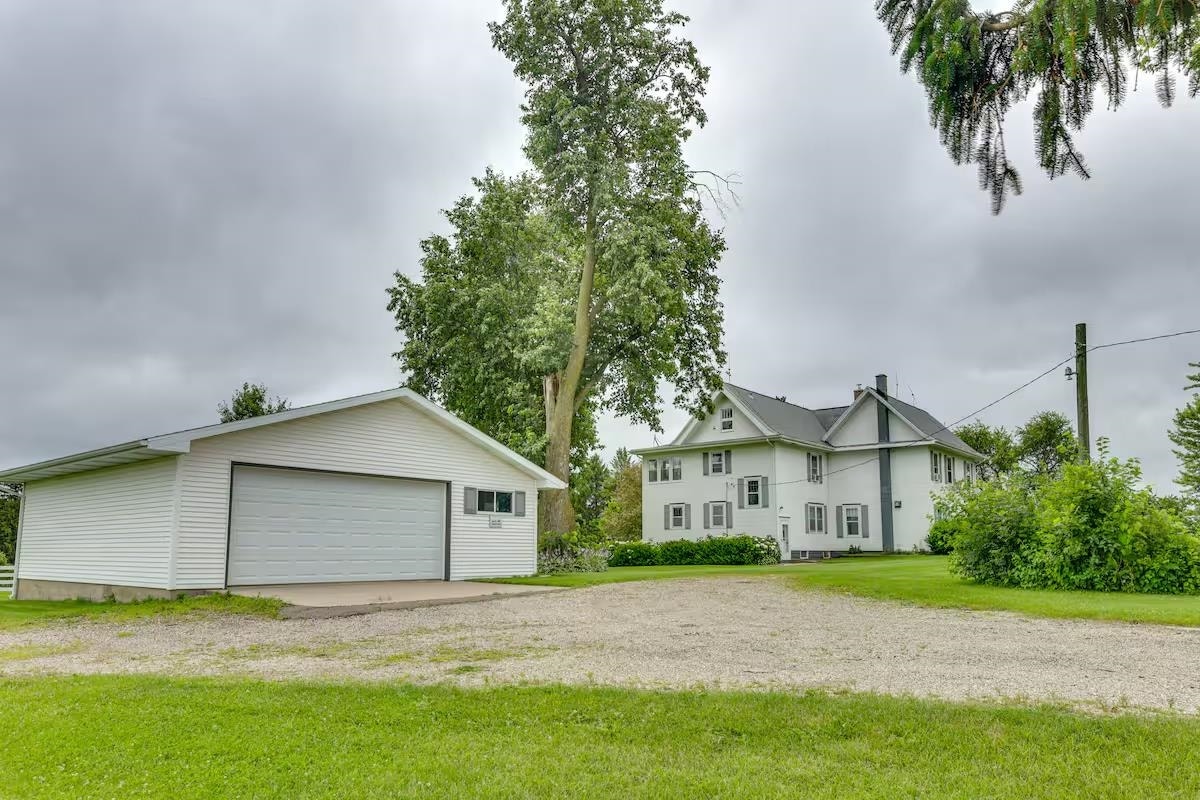 2749 Town Hall Rd, Springdale, WI 53572