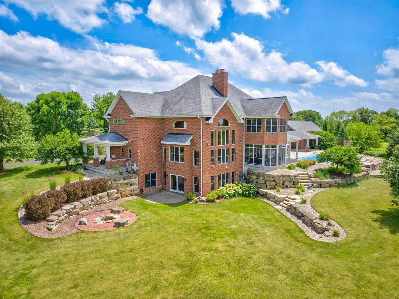 7876 Autumn Pond Trail, Springfield, WI 53562